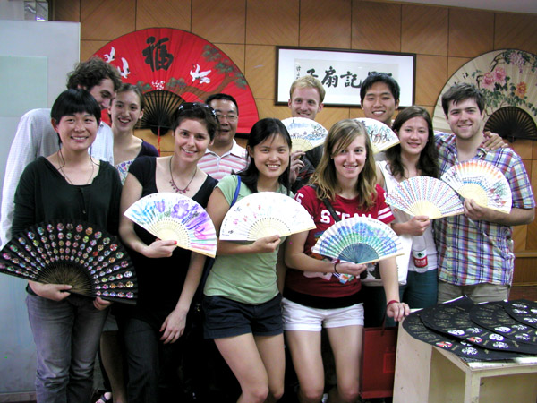 浙工大留學(xué)生來王星記參觀體驗制扇技藝