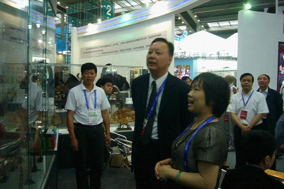 中國(guó)（深圳）國(guó)際文化產(chǎn)業(yè)博覽會(huì)上王星記扇子大放異彩