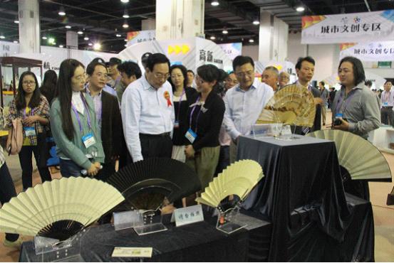 市政協(xié)主席葉明參觀王星記文創(chuàng)展區(qū)