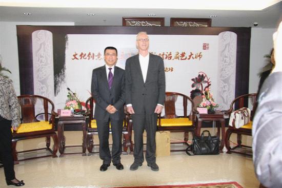 美國旅行團(tuán)參觀王星記 感受扇藝文化