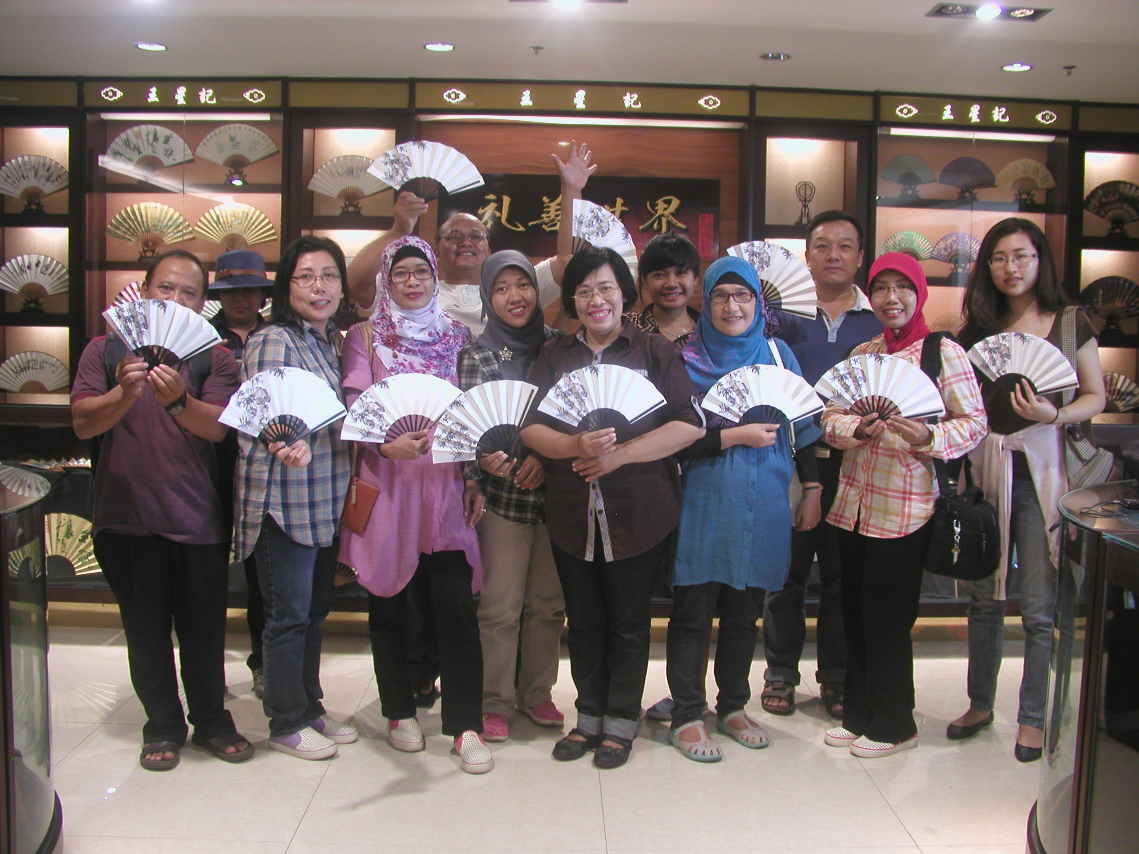 王星記迎接四國朋友參觀