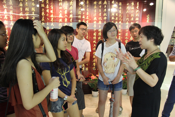 新加坡科技設(shè)計(jì)大學(xué)留學(xué)生來王星記參觀學(xué)習(xí)