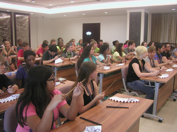 美國人在王星記制扇——其樂無窮