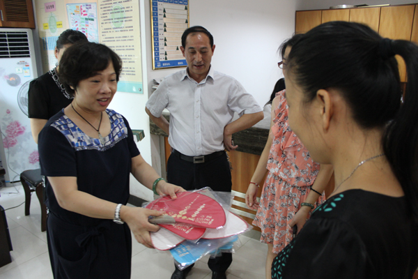 高溫酷難擋 送扇送清涼