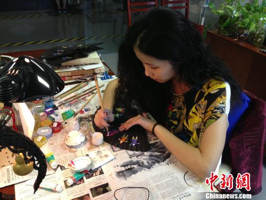 王星記開門招古法制扇學(xué)徒 80末女生欲扇上3D繪畫