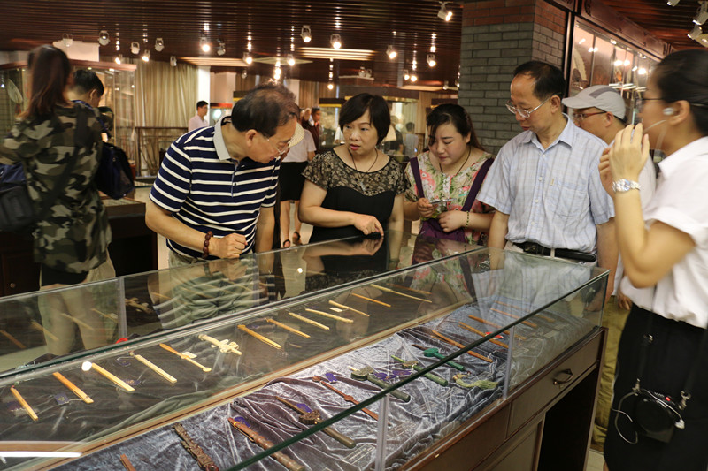 蘇州工藝美術(shù)學(xué)會(huì)蘇扇專業(yè)委員會(huì)來王星記參觀交流